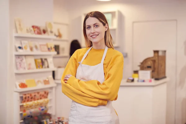 Porträtt Leende Kvinnliga Småföretagare Stående Shop Local High Street — Stockfoto