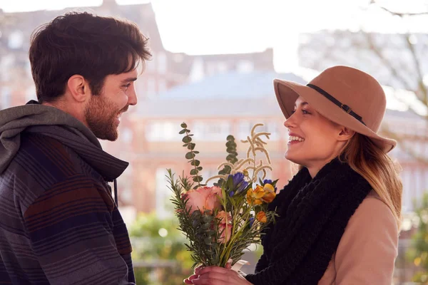 Romantico Uomo Sorprendente Giovane Donna Con Mazzo Fiori Come Incontrano — Foto Stock