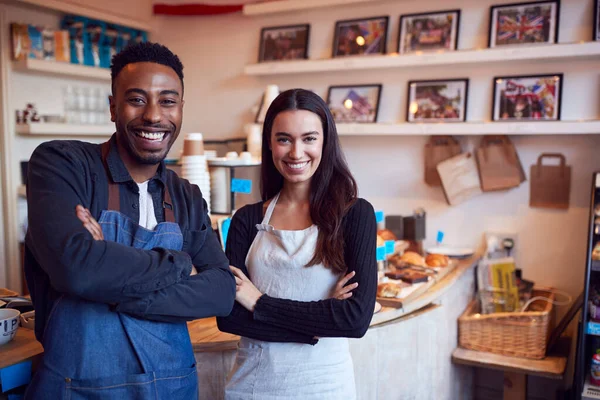 Retrato Pareja Sonriente Corriendo Cafetería Juntos Pie Detrás Del Contador — Foto de Stock