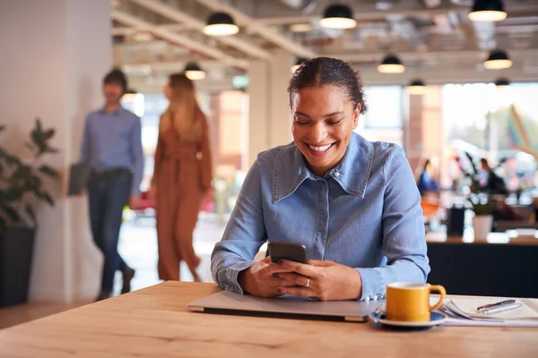 Joven Empresaria Sentada Escritorio Usando Teléfono Móvil Oficina Moderna Planta — Foto de Stock