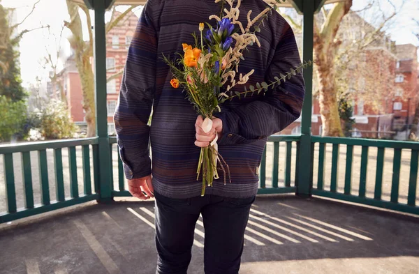 Romantisk Man Med Bukett Blommor Bakom Ryggen Överraskande Ung Kvinna — Stockfoto