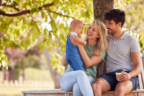 Gezin Met Baby Dochter Zittend Stoel Onder Boom Summer Park — Stockfoto