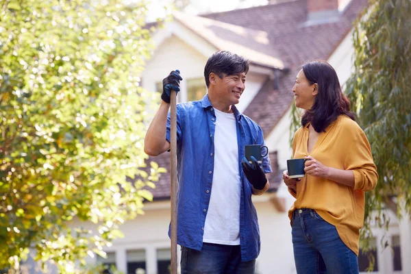 Gammal Asiatiska Par Tar Paus Med Varma Drycker Medan Städar — Stockfoto