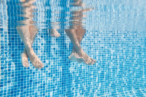 Altında Tatilde Yüzme Havuzunun Kenarında Oturan Çiftlerin Bacakları Çekiliyor — Stok fotoğraf