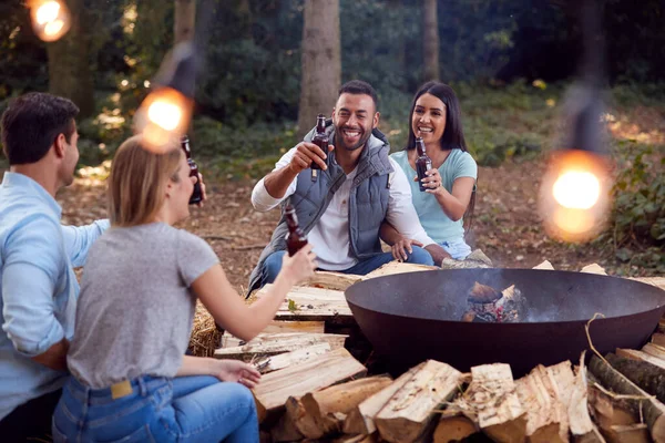 Gruppo Amici Campeggio Seduta Falò Fuoco Ciotola Celebrare Bere Birra — Foto Stock