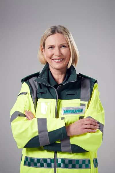 Retrato Estudio Sonriente Madura Paramédica Femenina Contra Fondo Liso — Foto de Stock