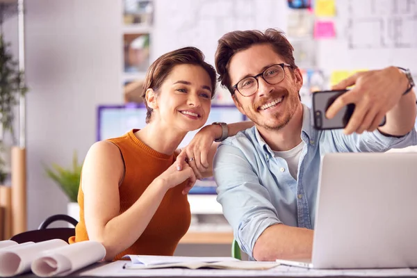 Arquitectos Masculinos Femeninos Oficina Sentados Escritorio Posando Para Selfie Juntos — Foto de Stock