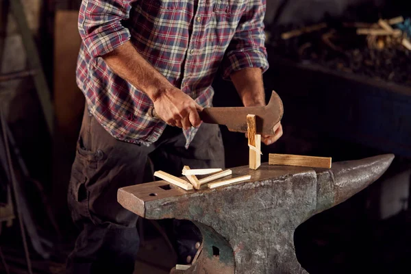 Close Male Blacksmith Chopping Wood Kindling Anvil Light Forge — Stock Photo, Image