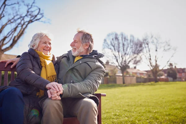 Liebendes Seniorenpaar Sitzt Auf Sitz Und Genießt Gemeinsam Herbst Oder — Stockfoto