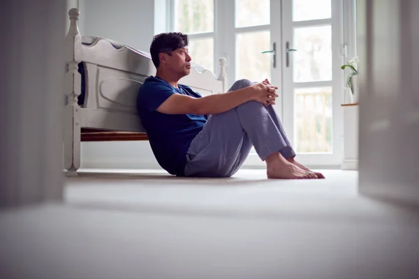 Unhappy Und Depressed Reif Asiatisch Mann Pyjamas Sitting Auf Schlafzimmer — Stockfoto