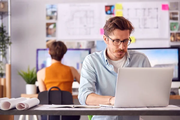 Arquitectos Masculinos Femeninos Oficina Trabajando Escritorio Computadoras Portátiles Escritorio —  Fotos de Stock