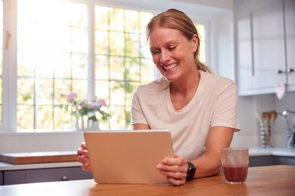 Reife Frau Trägt Hause Fitnessbekleidung Und Protokolliert Aktivität Von Der — Stockfoto