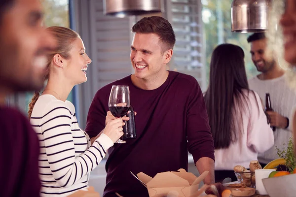 Gruppe Multikultureller Freunde Genießt Gemeinsam Drinks Party Hause — Stockfoto