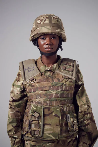 Estúdio Retrato Grave Jovem Soldado Feminino Uniforme Militar Contra Fundo — Fotografia de Stock