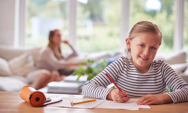 Porträtt Flicka Sitter Vid Bordet Hem Skolgång Hälsa Pandemi Med — Stockfoto