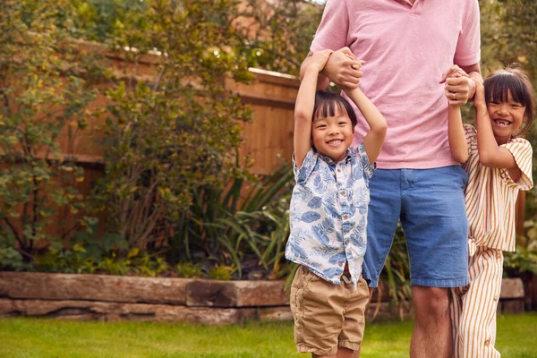 Asiatische Kinder Mit Vätern Arm Beim Gemeinsamen Spielen Garten — Stockfoto