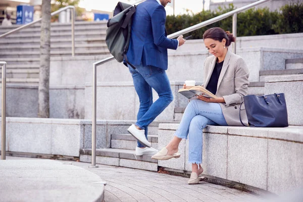 Femme Affaires Assis Extérieur Sur Pause Déjeuner Lecture Livre Boire — Photo