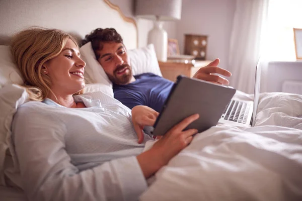 Pareja Acostada Cama Por Mañana Mirando Tableta Digital Ordenador Portátil —  Fotos de Stock