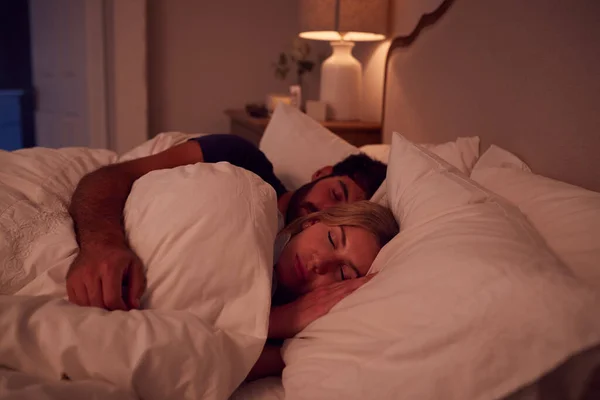 Noite Tiro Pacífica Casal Dormindo Cama Abraçando Juntos — Fotografia de Stock