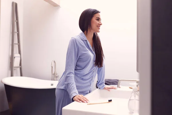Γυναίκα Φορώντας Πιτζάμες Στο Σπίτι Στο Σύγχρονο Μπάνιο Κοιτάζοντας Στον — Φωτογραφία Αρχείου