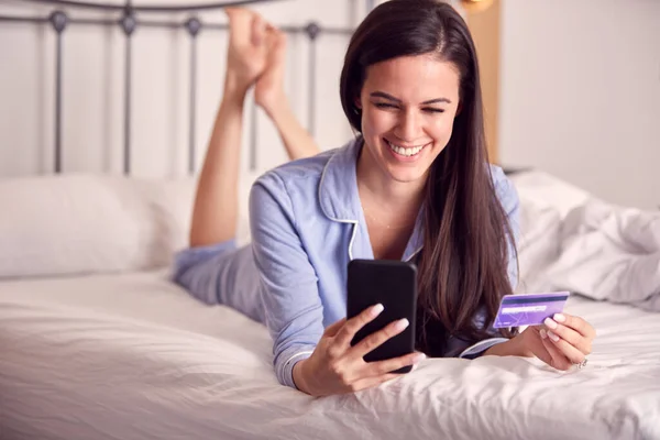 Mujer Acostada Cama Con Teléfono Móvil Compras Línea Usando Tarjeta — Foto de Stock