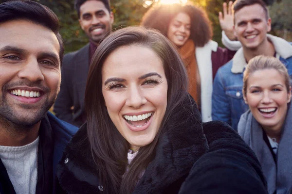 Portret Van Een Multiculturele Groep Vrienden Die Genieten Van Een — Stockfoto