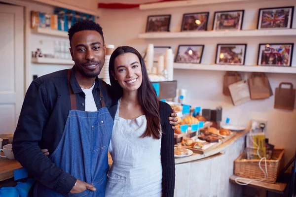 Gülümseyen Bir Çiftin Portresi Kafe Işletiyor Tezgahın Arkasında Dikilirken — Stok fotoğraf