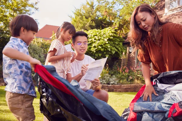 Famille Asiatique Dans Jardin Maison Mettant Place Tente Pour Voyage — Photo