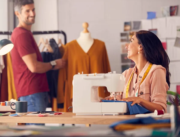 Vrouwelijke Mode Ontwerper Werken Aan Naaimachine Als Mannelijke Collega Werkt — Stockfoto