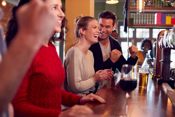 Group Excited Customers Sports Bar Watching Sporting Event Television — Stock Photo, Image