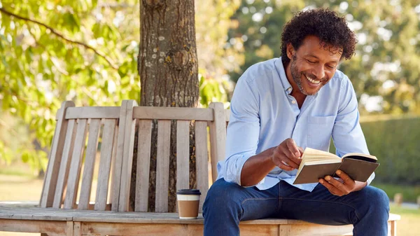 Homme Mûr Relaxant Assis Sur Banc Parc Sous Arbre Livre — Photo