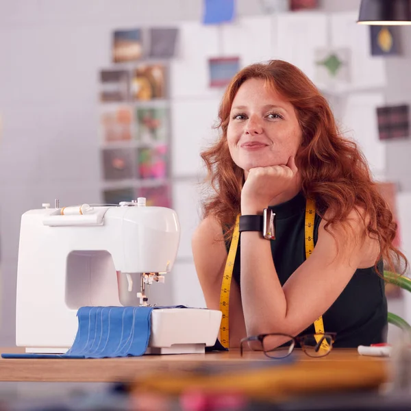 用缝纫机在时装行业工作的女学生或女企业主的画像 — 图库照片