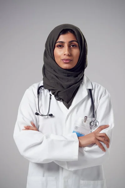 Retrato Estudio Médico Joven Serio Con Pañuelo Cabeza Usando Una —  Fotos de Stock