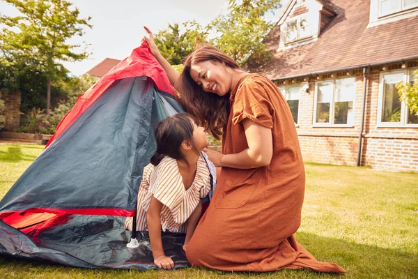 Asiatico Madre Con Figlia Giardino Casa Mettere Tenda Campeggio Viaggio — Foto Stock