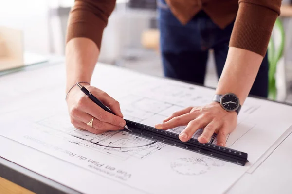 Primer Plano Del Arquitecto Masculino Oficina Dibujando Plan Plano Con —  Fotos de Stock