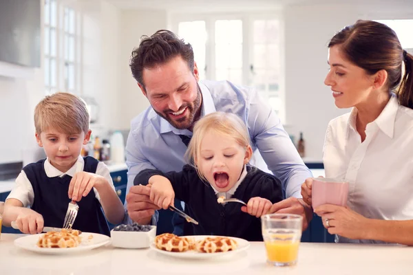 Çocuklar Üniformalarını Giyip Mutfakta Kahvaltı Yapıyorlar Ebeveynler Işe Hazırlanırken Waffle — Stok fotoğraf