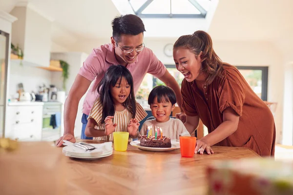 Familia Asiática Celebrando Cumpleaños Los Hijos Casa Sorprendiéndolo Con Pastel — Foto de Stock
