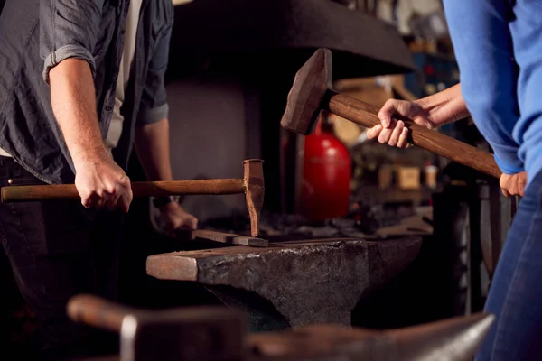 2人の鍛冶屋の閉鎖アンビルで金属細工をハンマー — ストック写真