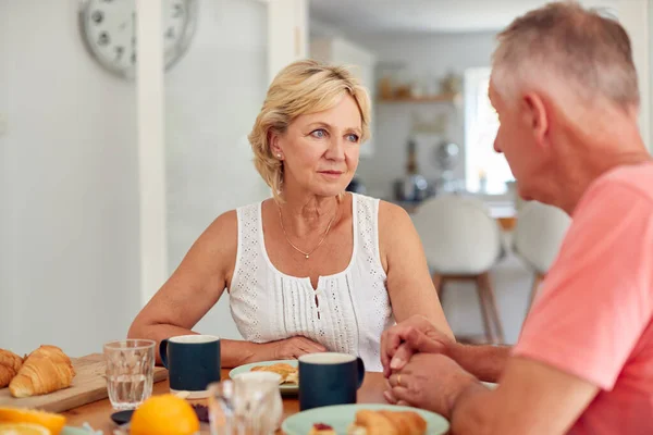 Uomo Anziano Confortante Donna Che Soffre Depressione Tavola Colazione Casa — Foto Stock