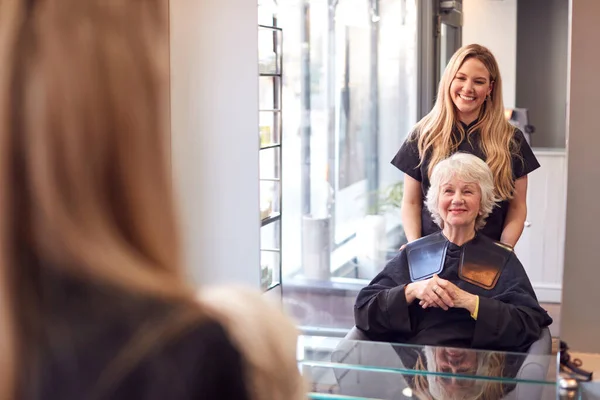 Senior Woman Having Hair Cut Γυναίκα Στυλίστρια Στο Κομμωτήριο — Φωτογραφία Αρχείου