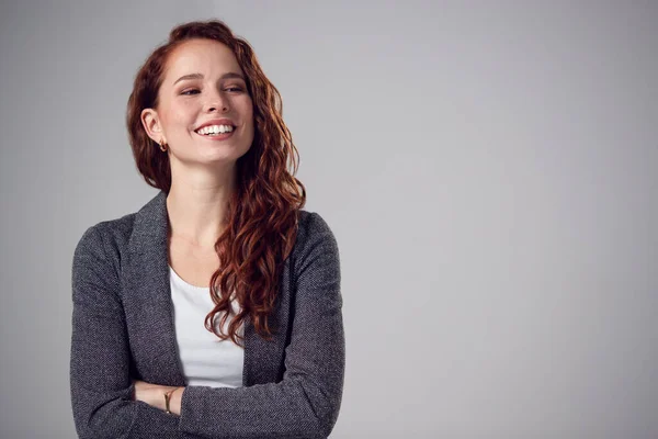 Retrato Del Estudio Joven Empresaria Sonriente Con Los Brazos Cruzados — Foto de Stock