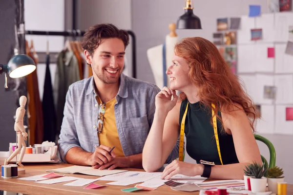 Mannelijke Vrouwelijke Studenten Ondernemers Werken Samen Aan Ontwerpen Fashion Studio — Stockfoto