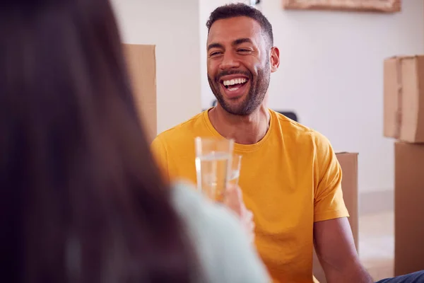 Casal Comemorando Com Champanhe Sentado Chão Nova Casa Dia Mudança — Fotografia de Stock