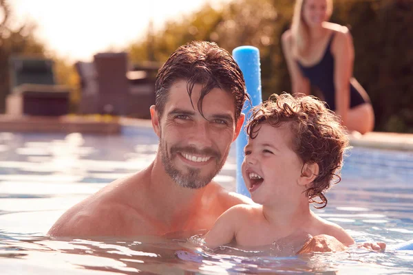 Aile Yaz Tatilinde Havuzda Oğlana Erişteyle Yüzmeyi Öğretiyor — Stok fotoğraf