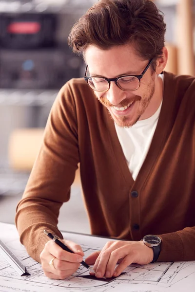 Arquitecto Masculino Escritorio Oficina Modificando Los Planes Construcción — Foto de Stock