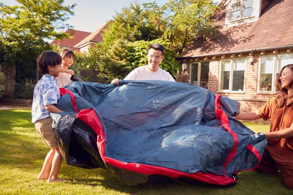 Asiatiska Familjen Trädgården Hemma Sätta Upp Tält För Camping Resa — Stockfoto