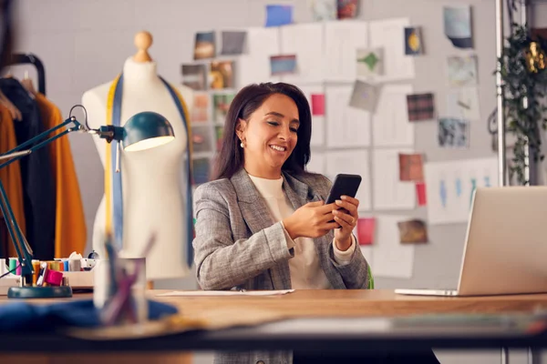 Diferencial Enfoque Tiro Diseñador Moda Femenina Utilizando Teléfono Móvil Para — Foto de Stock