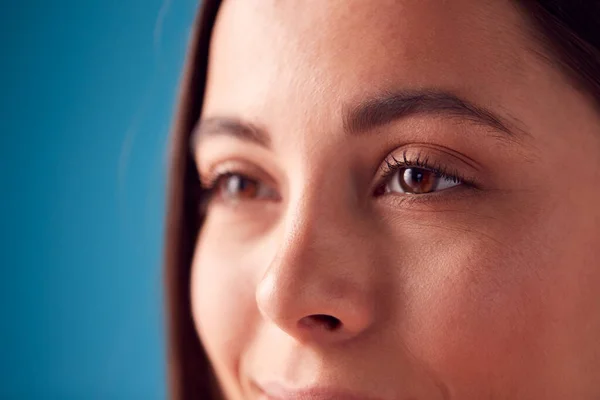 Cerca Los Ojos Joven Sonriente Contra Fondo Azul Estudio — Foto de Stock