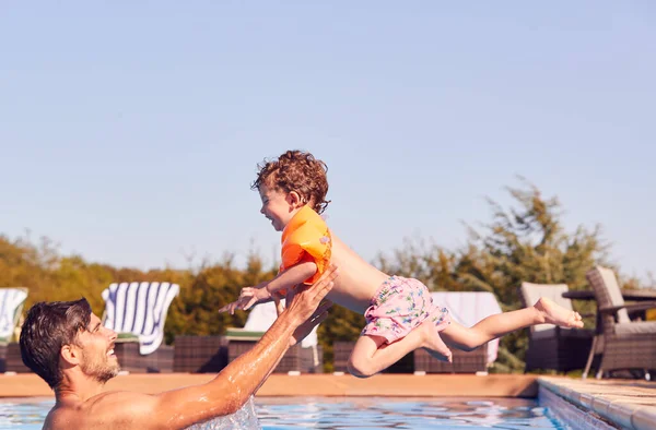 Vader Zoon Buitenbad Zomervakantie Onderwijzen Zoon Zwemmen Met Opblaasbare Armbanden — Stockfoto