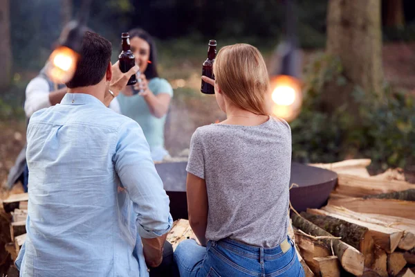 Skupina Přátel Camping Sedí Ohně Ohništi Oslavy Pití Piva Společně — Stock fotografie